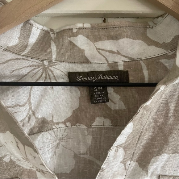 Tommy Bahama tan button down floral blouse with rolled up sleeve small - Picture 4 of 4